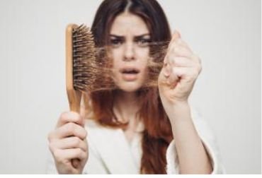 Un déséquilibre hormonal peut-il provoquer la chute des cheveux ?